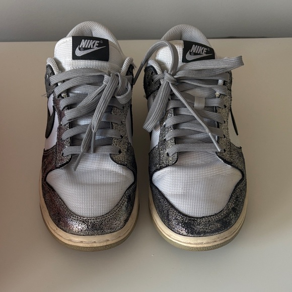 Nike Women’s White and Silver Dunks. Size 9 - Picture 3 of 6